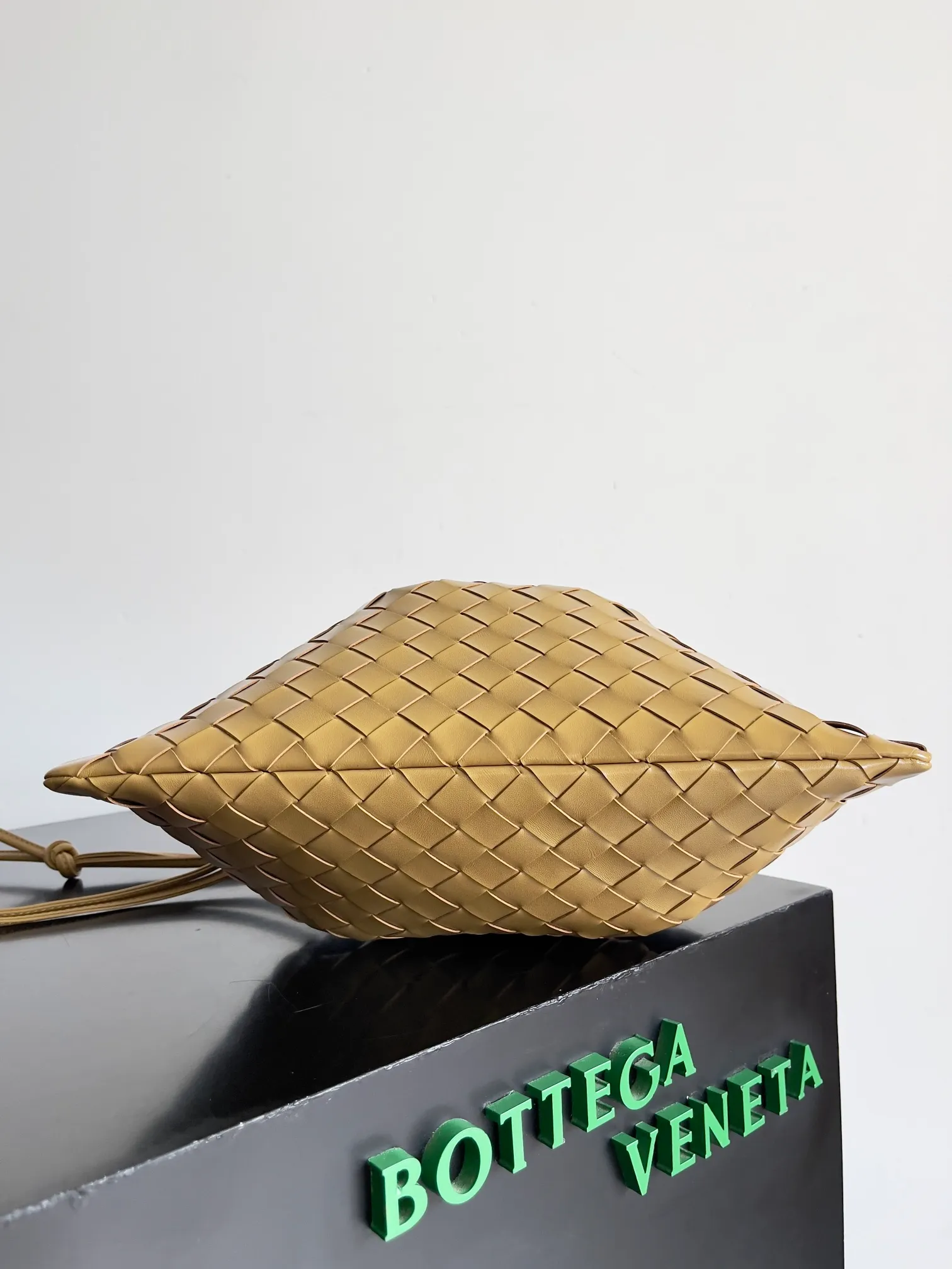 Batch 1560 Armpit bags have become a fashionable item that every girl has in their hands in recent years🛍️. The elegant and simple style has won the love of many people of different ages. However, there is an unavoidable trouble with armpit bags, that is, the capacity is too small, and BOTTEGA VENETA’s new Dustbag Considering people's travel needs, the capacity of garbage bags has been greatly upgraded. Folding umbrellas, water cups, and girls' makeup powder and lipstick can all be accommodated. It is very light and resistant to dirt. Even if you have a lot of things when traveling, it can reduce the burden to a certain extent. The shoulder straps are buckled and can be changed at will. It can be used for hand holding or as the liner of a large bag. After the drawstring is drawn, it looks like a cloud bag. It is very suitable for concave styling when traveling in summer🙋🏻‍♀️ Style number: 796728 Size: 32*23*1cm
